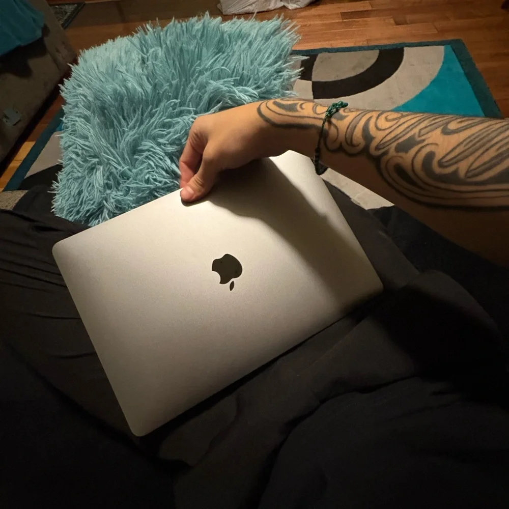 MacBook Air 2020 13.3 M1 chip  Used for 2 weeks basically brand
